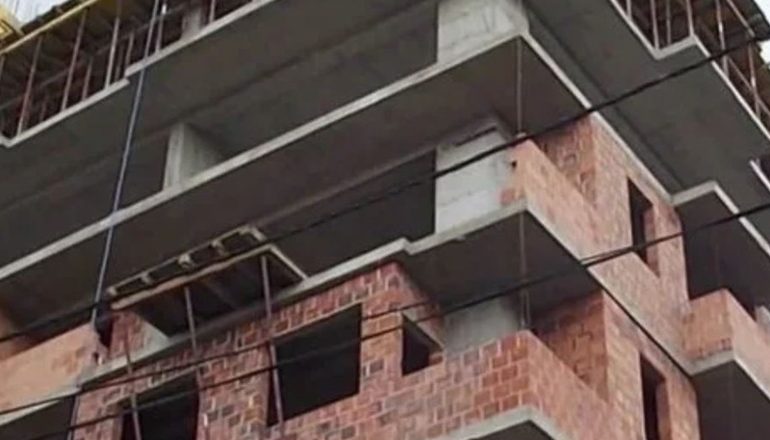 TRAGJIKE/ Rrëzohet nga lartësia e një pallati në ndërtim, vdes në vendin e ngjarjes 58- vjeçari