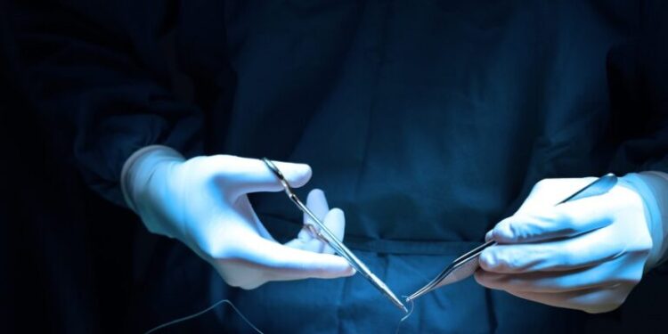 SKANDAL NË AUSTRI/ Kirurgu lejon të bijën 13-vjeçare të operojë pacientin