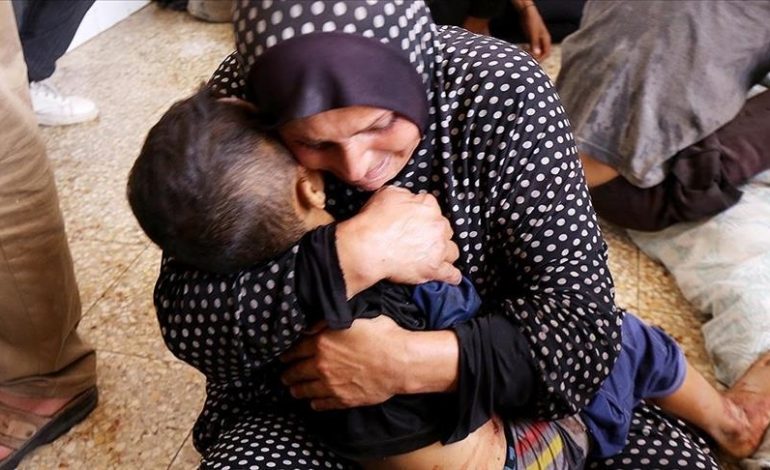 E TRISHTË/ Përpjekja e nënës palestineze për ta rikthyer në jetë djalin 6-vjeçar të vrarë nga Izraeli pikëllon dëshmitarët