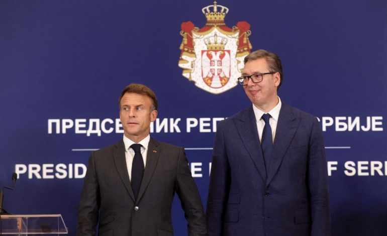 PRESIDENTI MACRON NË SERBI/ Nënshkruan marrëveshje për blerjen e avionëve francezë Rafale