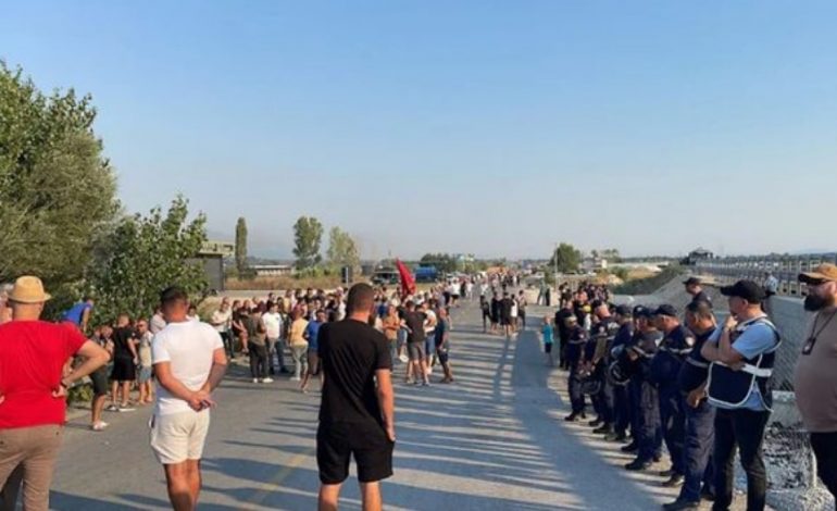 PROTESTA/ Bllokohet sërish aksi Thumanë-Kashar! Protestuesit përplasen me policinë, paralajmërojnë tubim në Tiranë
