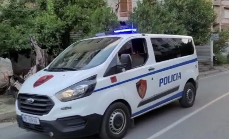 QËLLUAN ME ARMË ZJARRI NË DREJTIM TË NJË AUTOMJETI/ Arrestohet 48-vjeçari, dyshohet se…