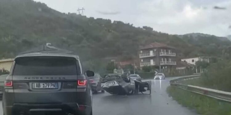 AKSIDENT I RËNDË NË ELBASAN/ Makina kthehet përmbys në rrugë, plagoset shoferi