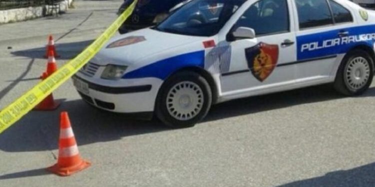 AKSIDENT NË DEVOLL/ Motori përplaset me makinën, përfundojnë në spital dy shoferët