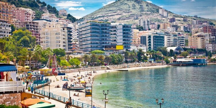 “DUKET E MAHNITSHME”/ Media Britanike, “The Sun”: Shqipëria, destinacioni i ri i arratisjes për britanikët