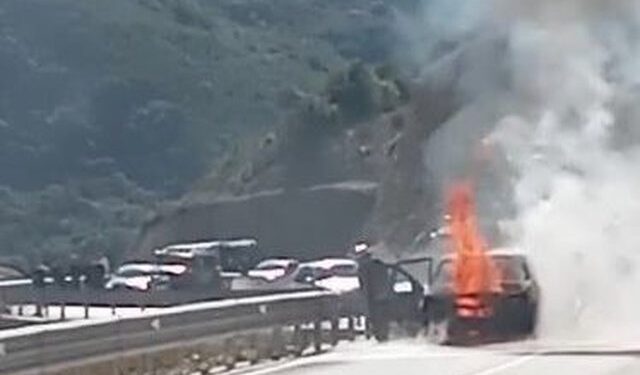 E FRIKSHME/ Shpërthen në flakë makina në aksin Velipojë-Shkodër