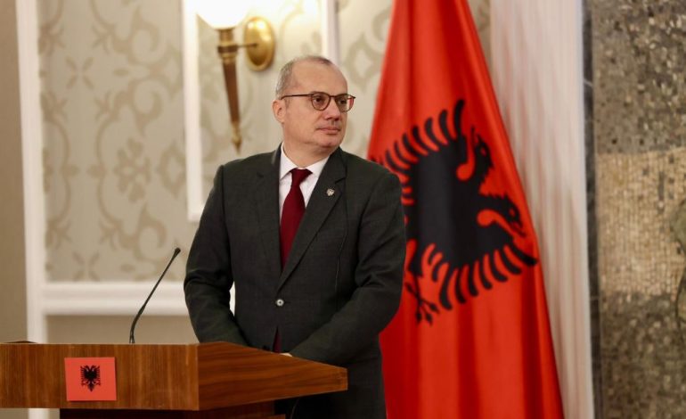 JEP LAJMIN/ Ministri Hasani: Ambasadat dhe Konsullatat ofrojnë shërbimin e Deklaratës Noteriale për udhëtimin e fëmijëve me një nga prindërit