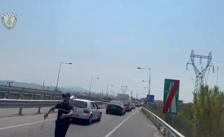 RADHA E MAKINAVE NË HYRJE TË ELBASANIT/ Reagon Policia Rrugore: Ka ngadalësim të lëvizjes së mjeteve, kemi shtuar patrullat…
