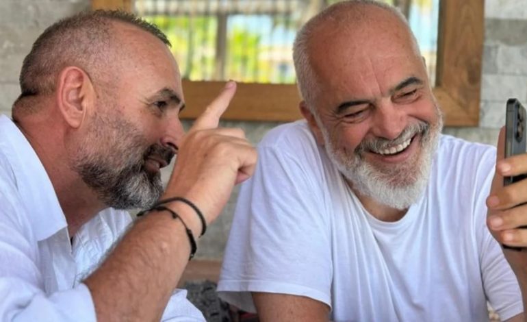 “NË DHJETOR DO TË MARR NË…”/ Rama poston foto nga pushimet në Himarë me Manjën