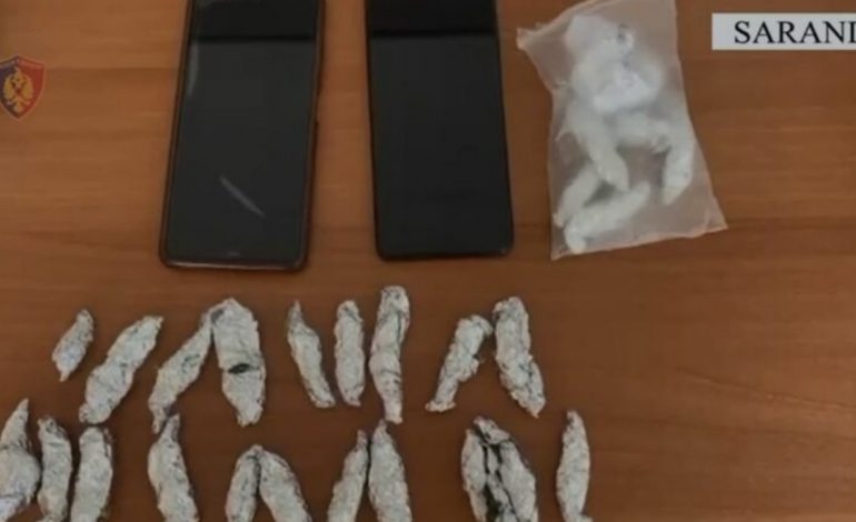 KAPET MAT I RIU NË SARANDË/ Si u pikas nga policia teksa u shiste kokainë dy grekëve
