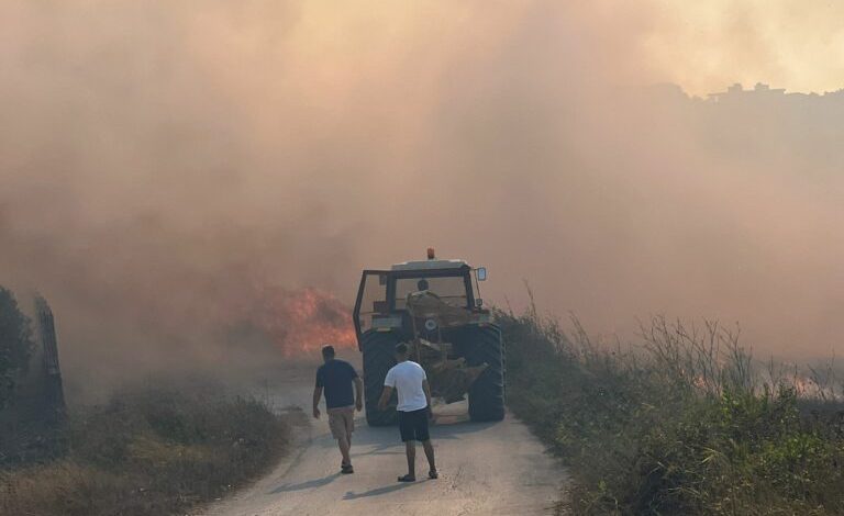 PAMJET/ Zjarr masiv pranë plazhit të Gjeneralit, rrezikohen banesat pranë vatrës së flakëve