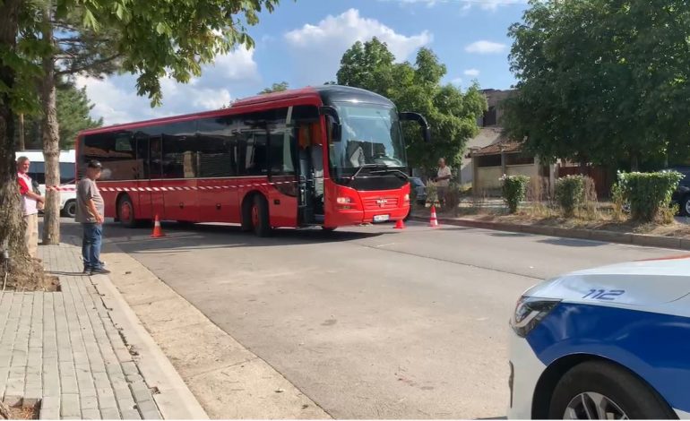 AKSIDENT NË KORÇË/ Autobusi përplas këmbësoren, gruaja përfundon në spital