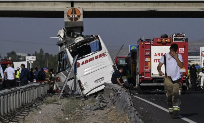 AKSIDENT I FRIKSHËM NË ANKARA/ Autobusi përplaset me shtyllën e betonit, 9 të vdekur e 26 të plagosur