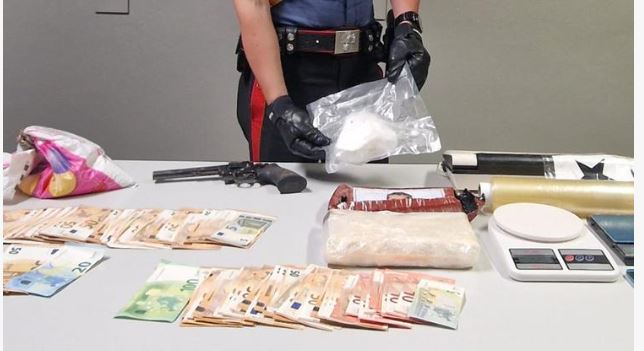 MBANIN NË SHTËPI 1.3 KG KOKAINË DHE ARMË/ Arrestohet çifti shqiptar në Itali dhe një 19-vjeçare