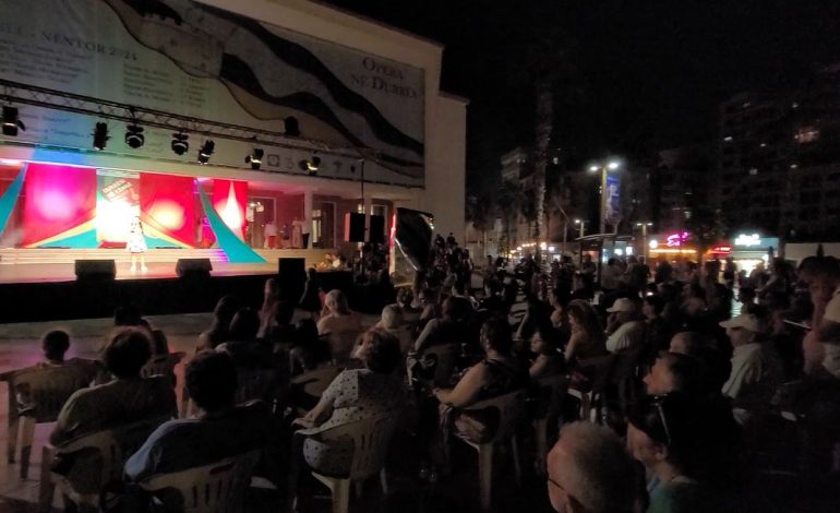 “DURRËSI NË KËNGË”/ Brezi i artë dhe këngëtarët e rinj së bashku në skenë