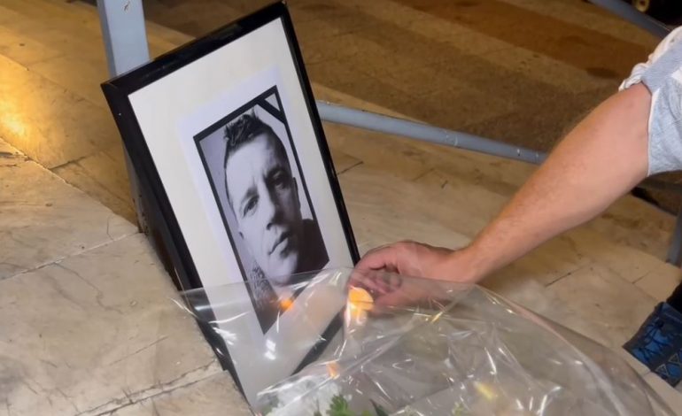 HOMAZHE PËR EGLI PROGËN NË KORÇË/ Qyetarë ndezin qirinj pranë portretit të tij para Katedrales