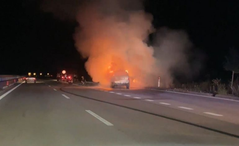 FOTOLAJM/ Merr flakë makina në autostradën Fier-Vlorë