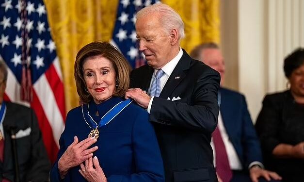 ULTIMATUMI/ Si Pelosi detyroi Biden të tërhiqej nga gara për President me një telefonatë: Hiq dorë tani,ose…