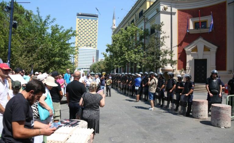 PROTESTA/ Nis tubimi i opozitës para bashkisë së Tiranës