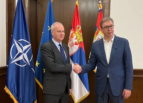 ZYRTARI I LARTË I NATO-S TAKIM ME VUÇIÇ NË BEOGRAD/ Pjesë e diskutimit edhe siguria e Kosovës