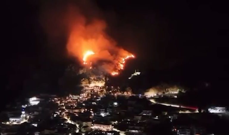 I NDODH AJO QË NUK E PRISTE/ Shkaktoi zjarrin masiv në Dhërmi me fishekzjarrë, përfundon në pranga i riu