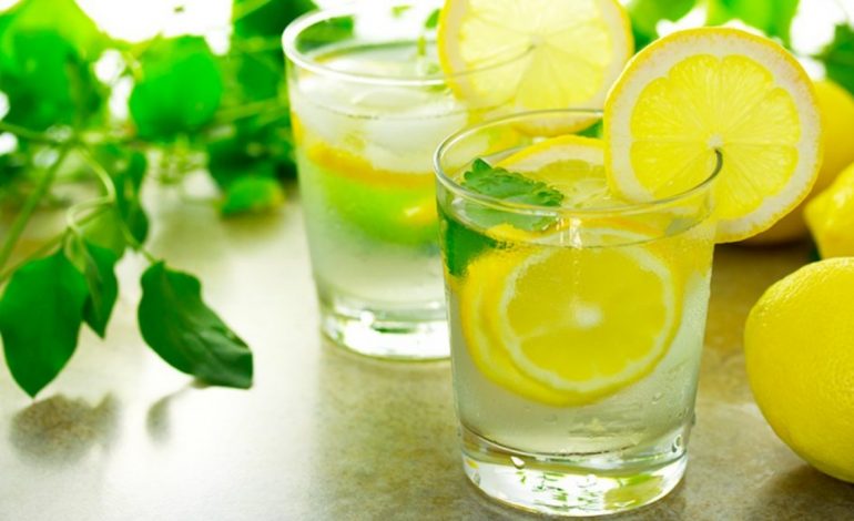 PËR NJË REZULTAT TË SHKËLQYER/ Kjo është koha më e mirë për ta pirë ujin me limon