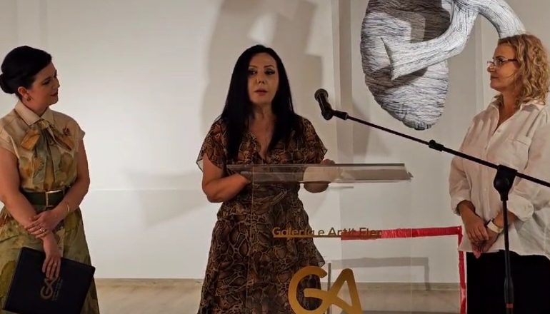 “HAPSIRË SFIDUESE…”/ Artisja nga Prishtina, Majlinda Kelmendi vjen me ekspozitë të veçantë në Fier