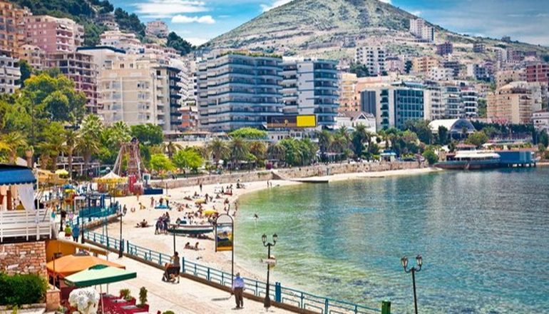 TURIZMI NXIT SHËRBIMET/ Rritën të ardhurat dhe pagat, kryesojnë hotelet e restorantet