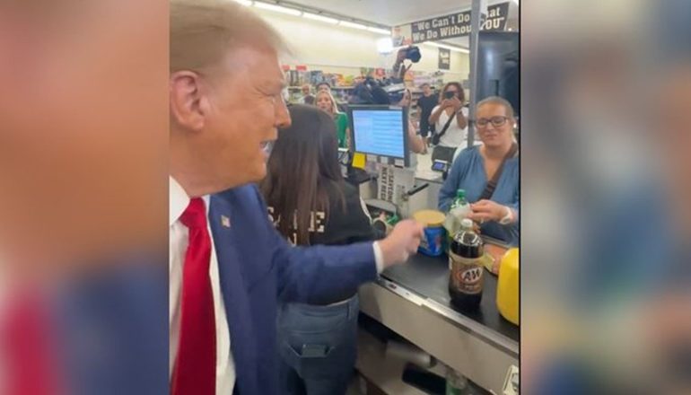 VIDEO E TRUMP BËHET VIRALE/ Hap portofolin dhe i dhuron 100 dollarë gruas në supermarket: Bli diçka