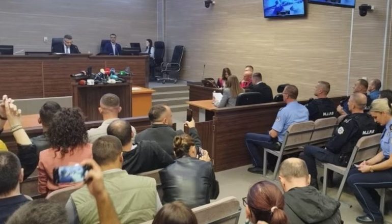 SULMI NË BANJSKË/ Shtyhet seanca e parë gjyqësore ndaj 45 të pandehurve