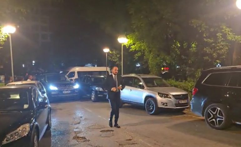 PRITET ARRESTIMI PAS DËNIMIT ME BURG/ Salianji mbërrin në selinë e PD