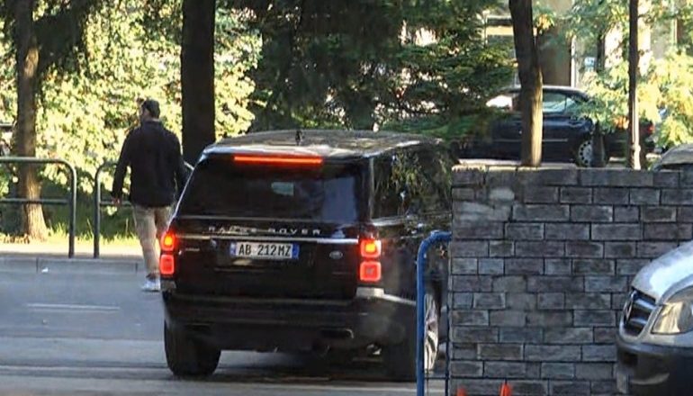 SAPO DOLI NGA SELIA/ Momenti kur Salianji i hipën makinës për tu vetëdorëzuar në Policinë e Tiranës