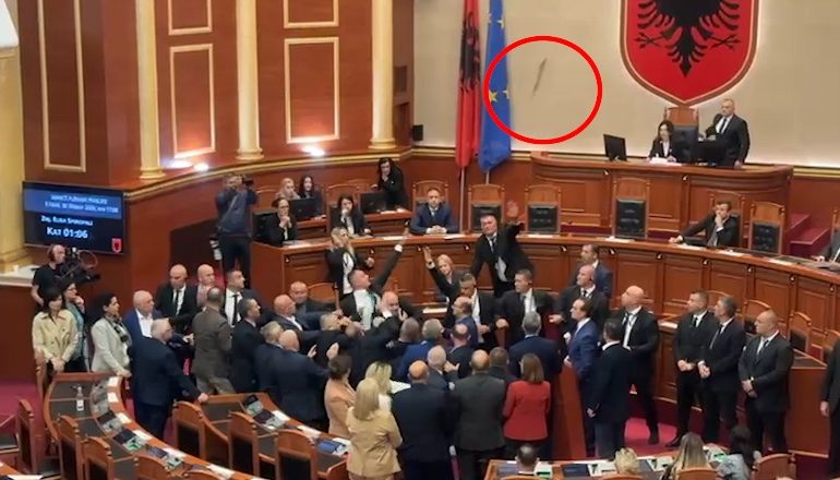 DEPUTETËT E PD THYEJNË FOLTOREN E KUVENDIT/ Bardhi hedh copën e drurit drejt Spiropalit: Bjerini, bjerini