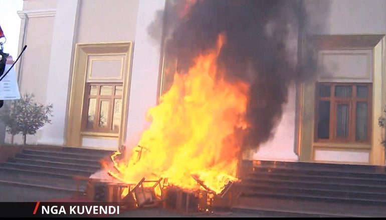 DËNIMI I SALIANJIT/ PD kthen kaosin në Kuvend! Nxjerrin karriget jashtë dhe i vënë flakën