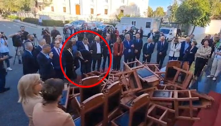 VIDEOLAJM/ I vunë flakën karrigeve të opozitës në oborrin e Kuvendit, momenti Noka nxjerr benzinën nga çanta e Elda Hotit