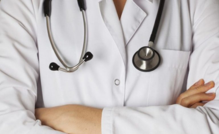 REFUZOI T’I JAPË RAPORT PËR GRUAN/ 54-vjeçari në Vorë bën për spital mjekun