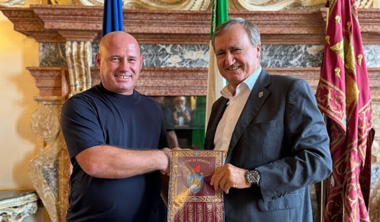 TRE SHQIPTARËT PARANDALUAN TRAGJEDINË NË ITALI/ Nderohen nga kryebashkiaku i Venecias