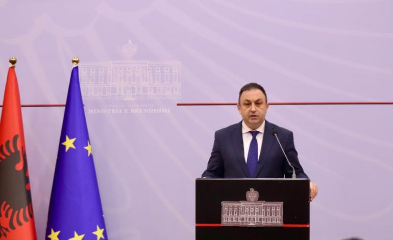NGA KOMUNIKIMI ME MEDIAN, TEK GRATË NË KOMISIARATE/ Ministri Hoxha flet për objektivat