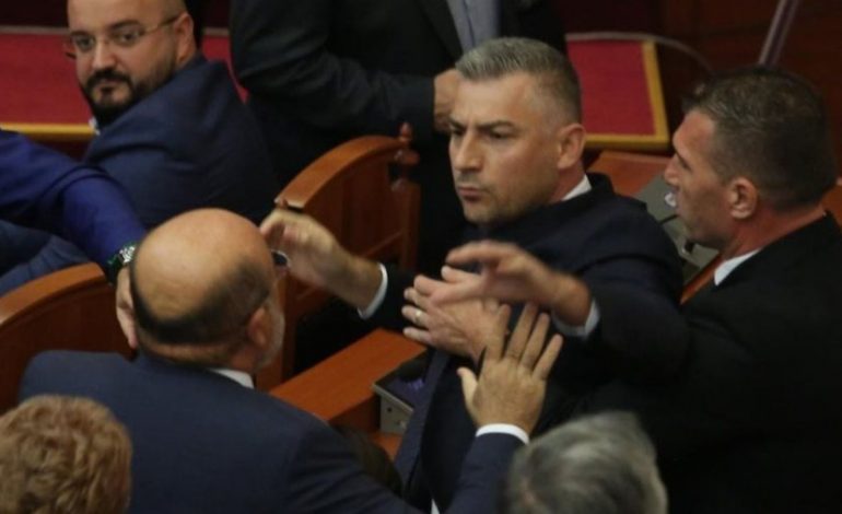 PËRPLASJA MES DEPUTETËVE NË KUVEND/ SPAK pushon çështjen. Çfarë treguan pamjet filmike