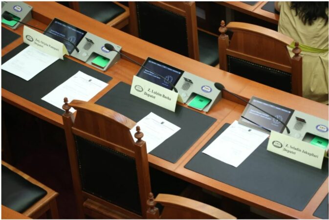 ZBARDHET SHKRESA/ Bardhi i sposton karrigen Bashës në Kuvend, ndryshojnë vendet e disa deputetëve
