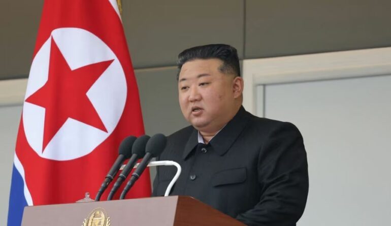 KOREJA E VERIUT PLANIFIKON RRITJEN E ARSENALIT BËRTHAMOR/ Kim Jong Un: Forcat armike synojnë të sulmojnë