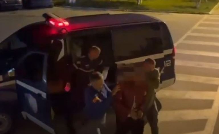 E PËSON KEQ/ Vodhi një shumë parash në një pikë karburanti, arrestohet 33-vjeçari