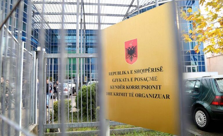 I AKUZUAR PËR TRAFIK DROGE/ Dënohet me 8 vite burg ish-shoqëruesi i Saimir Tahirit