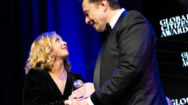 VLERËSON MELONIN/ Elon Musk: Është e bukur jashtë dhe brenda