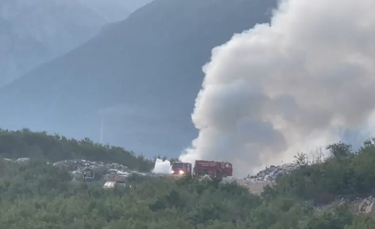 BIE ZJARR NË VENDGRUMBULLIMIN E MBETJEVE URBANE NË KUKËS/ Tymi mbulon zonat e banuara