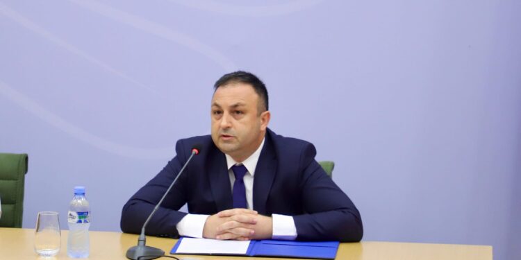 45-VJEÇARI DOGJI ME BENZINË GRUAN/ Ministri i Brendshëm: Duhet reagim i menjëhershëm! Apeli për qytetarët