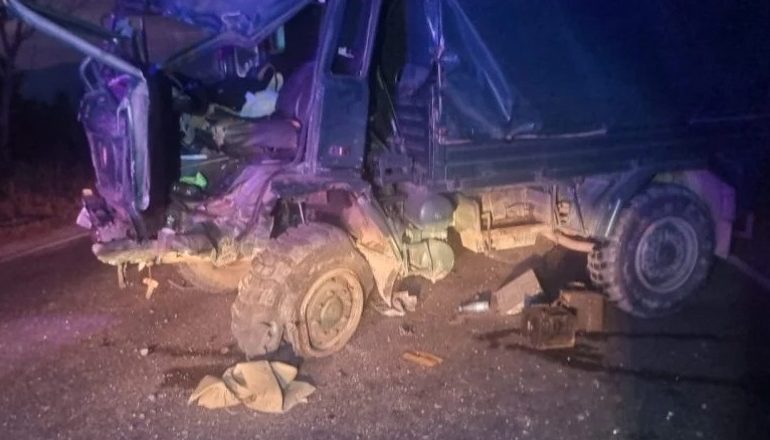 DO SHUANIN ZJARRIN NË MIRËDITË/ Makina e Ushtrisë përplaset me autobotin! 6 ushtarë të plagosur, njëri te Trauma