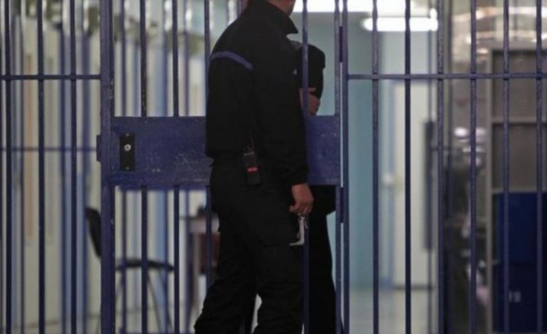 E RËNDË/ Shqiptari i burgosur në Francë bën për spital 3 gardianët, njërin e çau me xham në fytyrë…