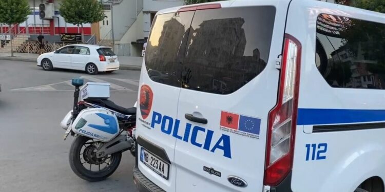 E RËNDË NË VLORË/ 25-vjeçari grabit kazinonë dhe plagos një grua ne thikë
