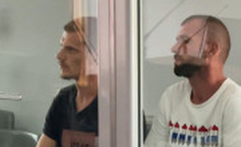VRAU TË ATIN DHE E HODHI NË PUS/ Esmerald Balla dhe bashkëpunëtori i tij dalin para gjykatës